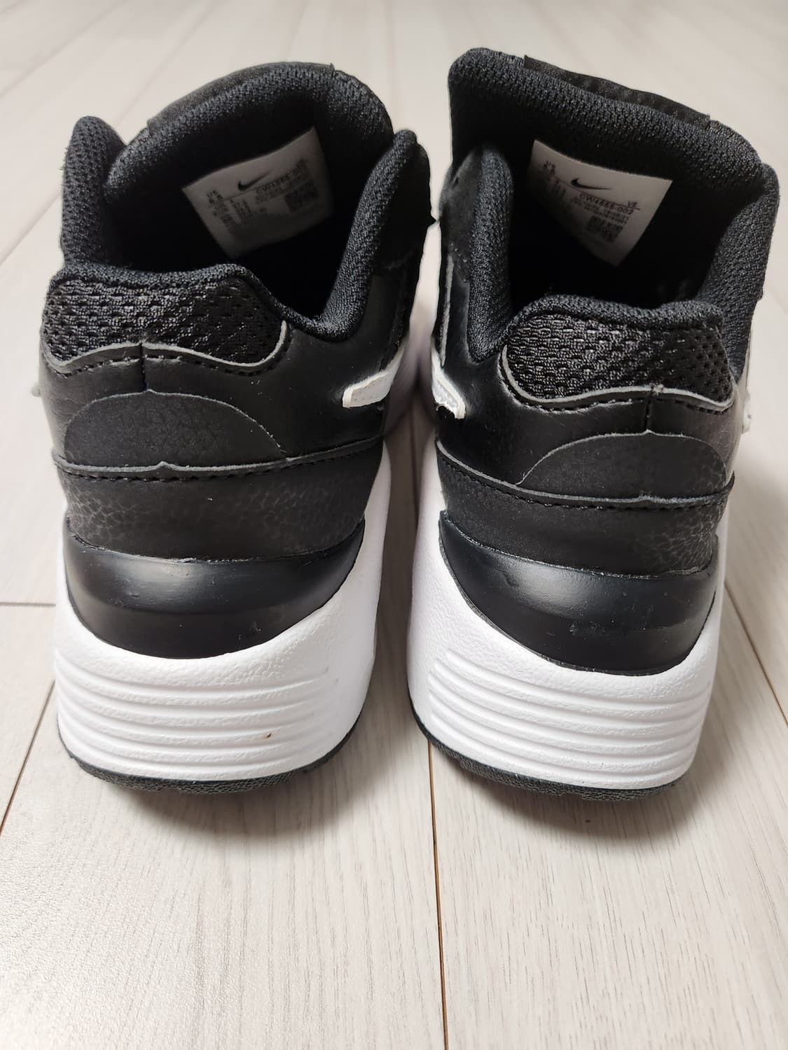 나이키 운동화 우먼스 에어맥스 퓨전 사이즈235

바닥 오염만 있고 새거 상품이미지5