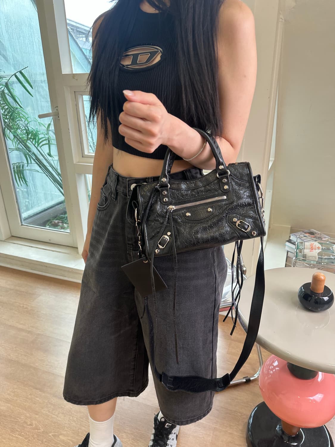 [SA 정품] 발렌시아가 로고스트랩 시티 모터백 블랙 상품이미지9