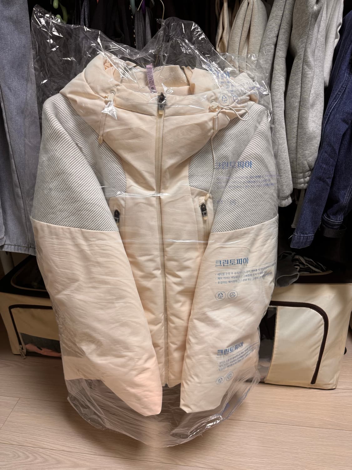 데상트 스웨터 페이스 후드 숏다운 상품이미지1