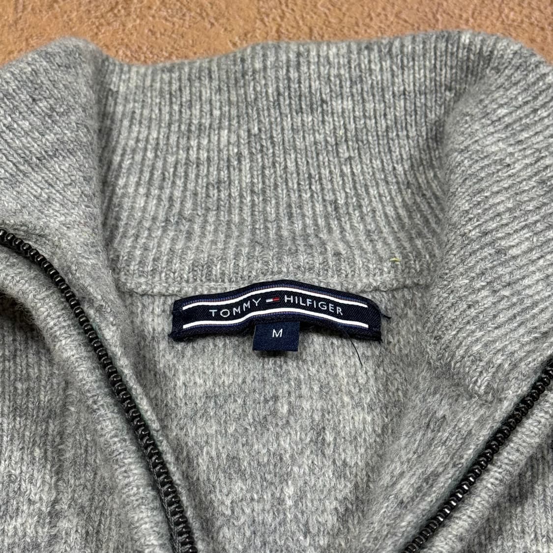 바배) 타미 힐피거 소매 로고 니트집업 상품이미지3