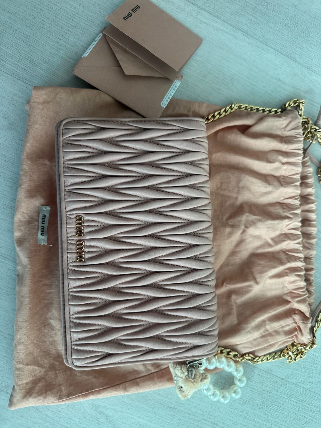 미우미우 마트라쎄 woc체인크로스백핑크 상품이미지1