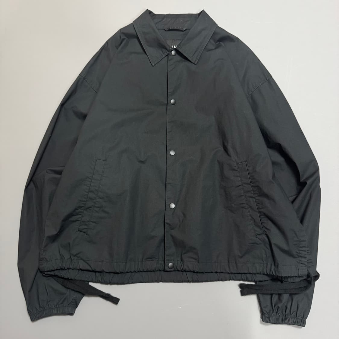 빔즈(BEAMS) 블랙컬러 코튼 스트랩 오버 실루엣 스냅버튼 쇼트 자켓 상품이미지7