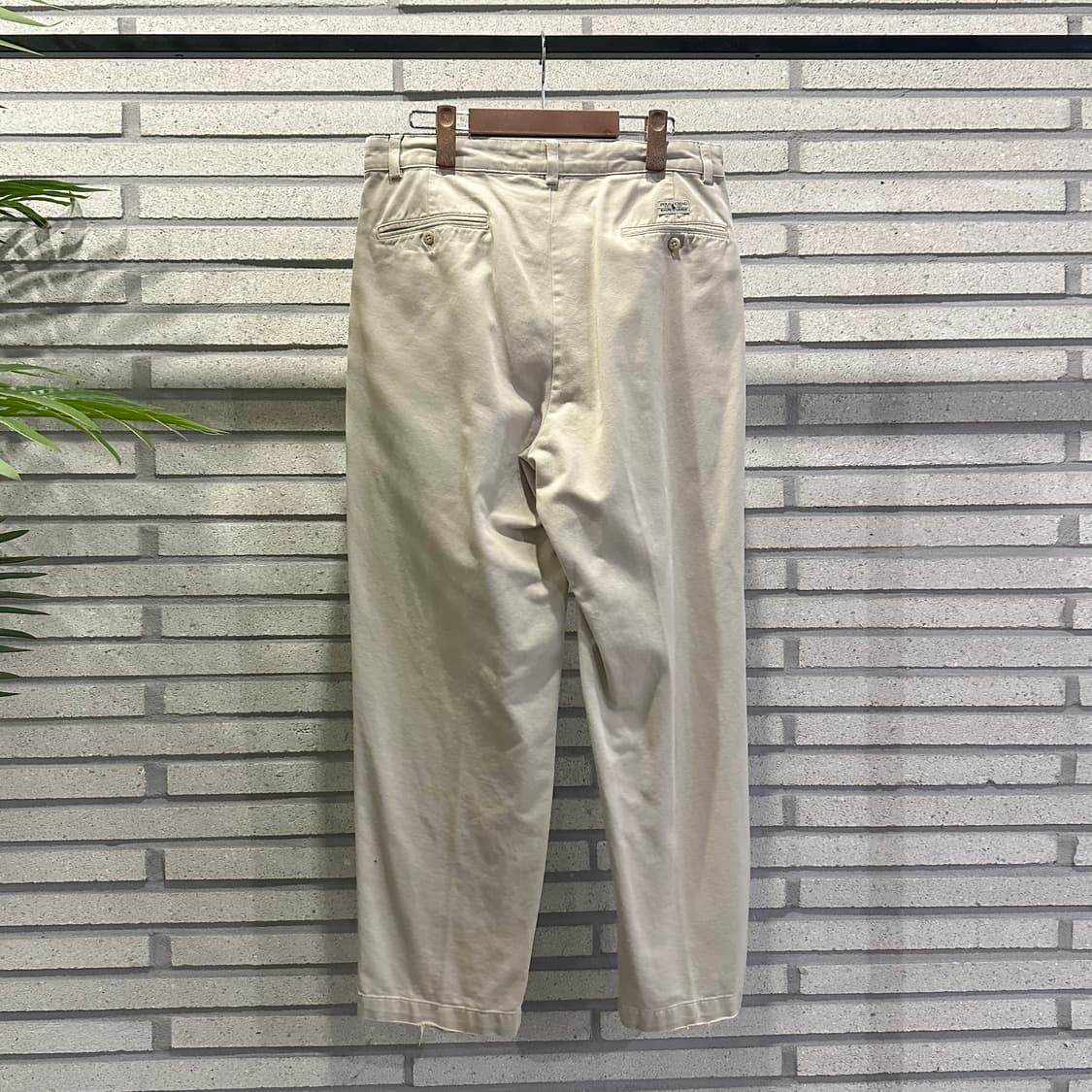 폴로 랄프로렌 투턱 테이퍼드 치노팬츠 후면패치 디테일 크림 상품이미지3