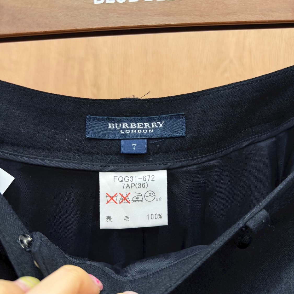 버버리 런던 울 슬랙스 팬츠 미니멀 무지 디테일 스트레이트핏 블랙 상품이미지6