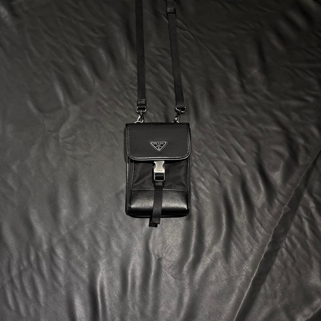 프라다 사피아노 리나일론 스트랩 폰 케이스백 블랙 상품이미지1