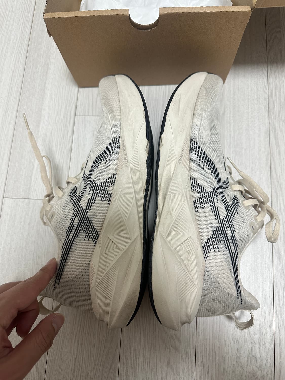 아식스 노바블라스트5 오트밀 275 팝니당 상품이미지4