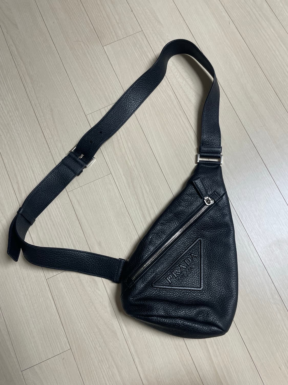 23S/S 프라다 엠보싱 트라이앵글 로고 레더 슬링백 상품이미지7