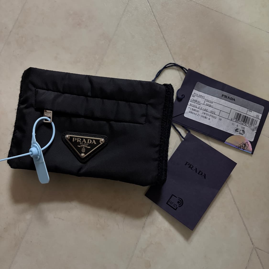 [새상품]프라다 로고 니트 밴드 카드지갑 XL 상품이미지1