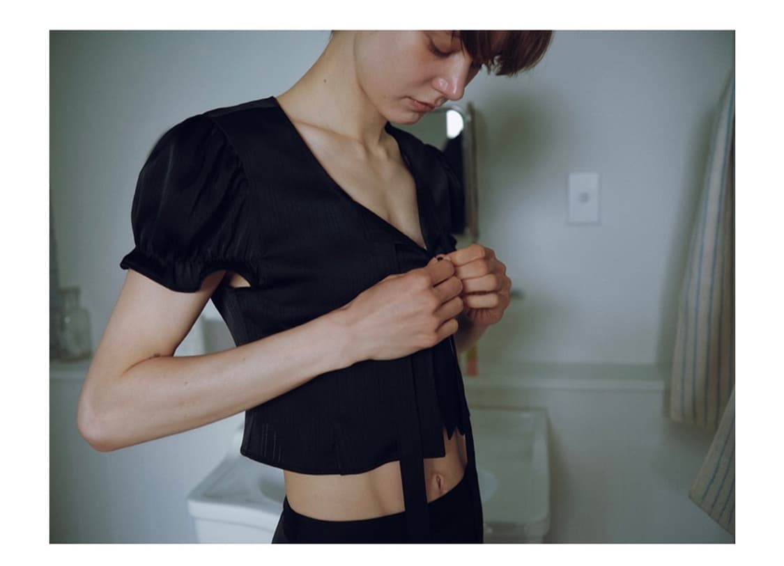 오버듀플레어 자카드 크롭 블라우스 블랙  상품이미지3