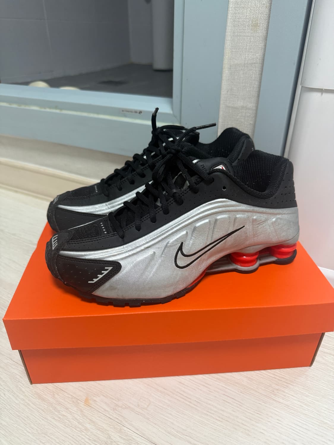 나이키 샥스 R4 260 상품이미지1