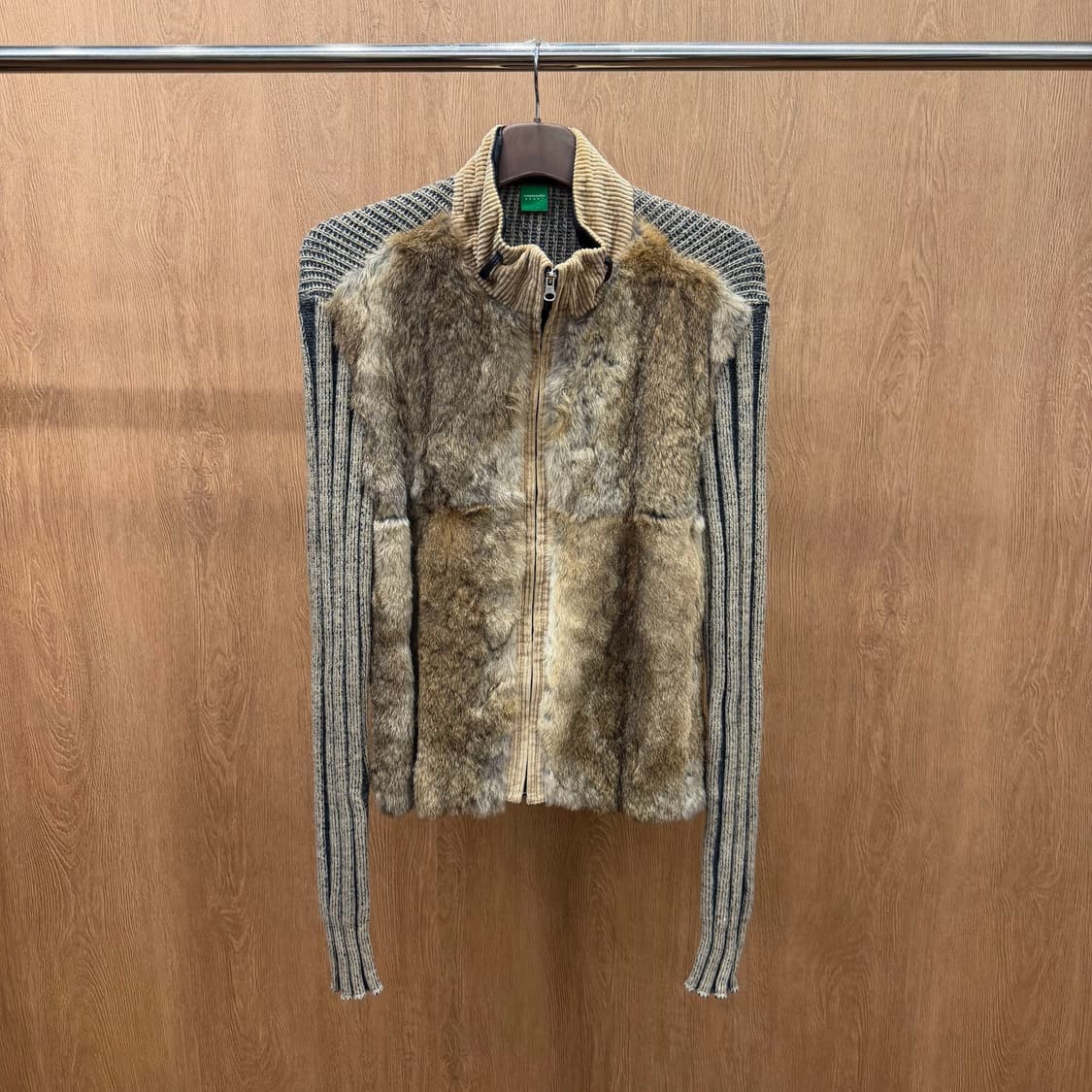 코모도 스포츠 골지 니트 집업 자켓 토끼털 배색 디테일 레귤러핏 베이지 상품이미지2