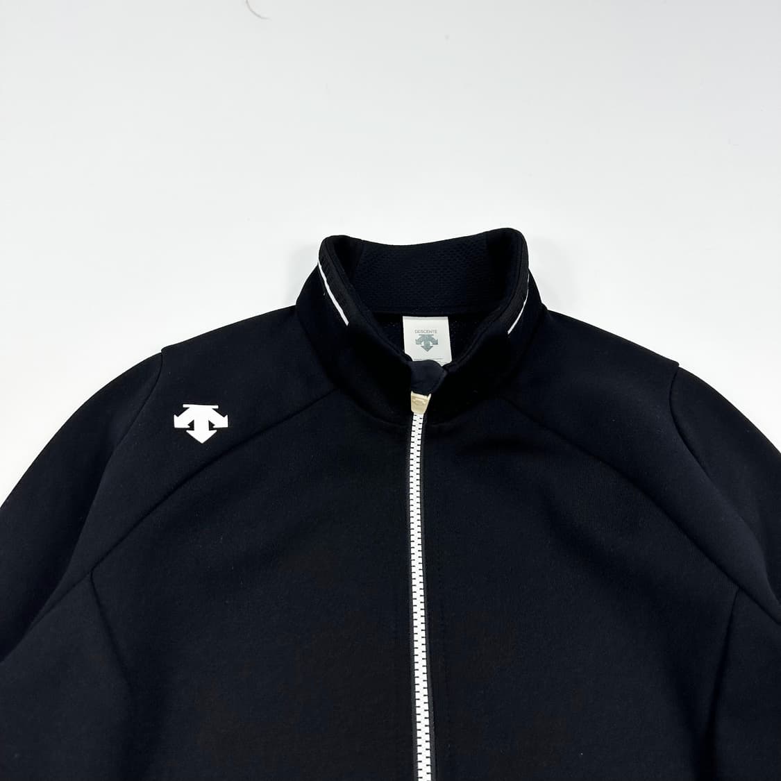 데상트 트레이닝 블랙 트랙탑 져지 (S 여성추천) 상품이미지1