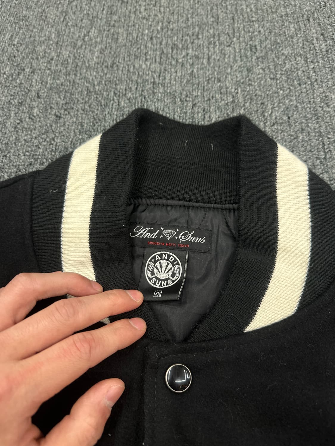 AND SUNS 자수 바시티자켓 레더암 블랙 상품이미지5