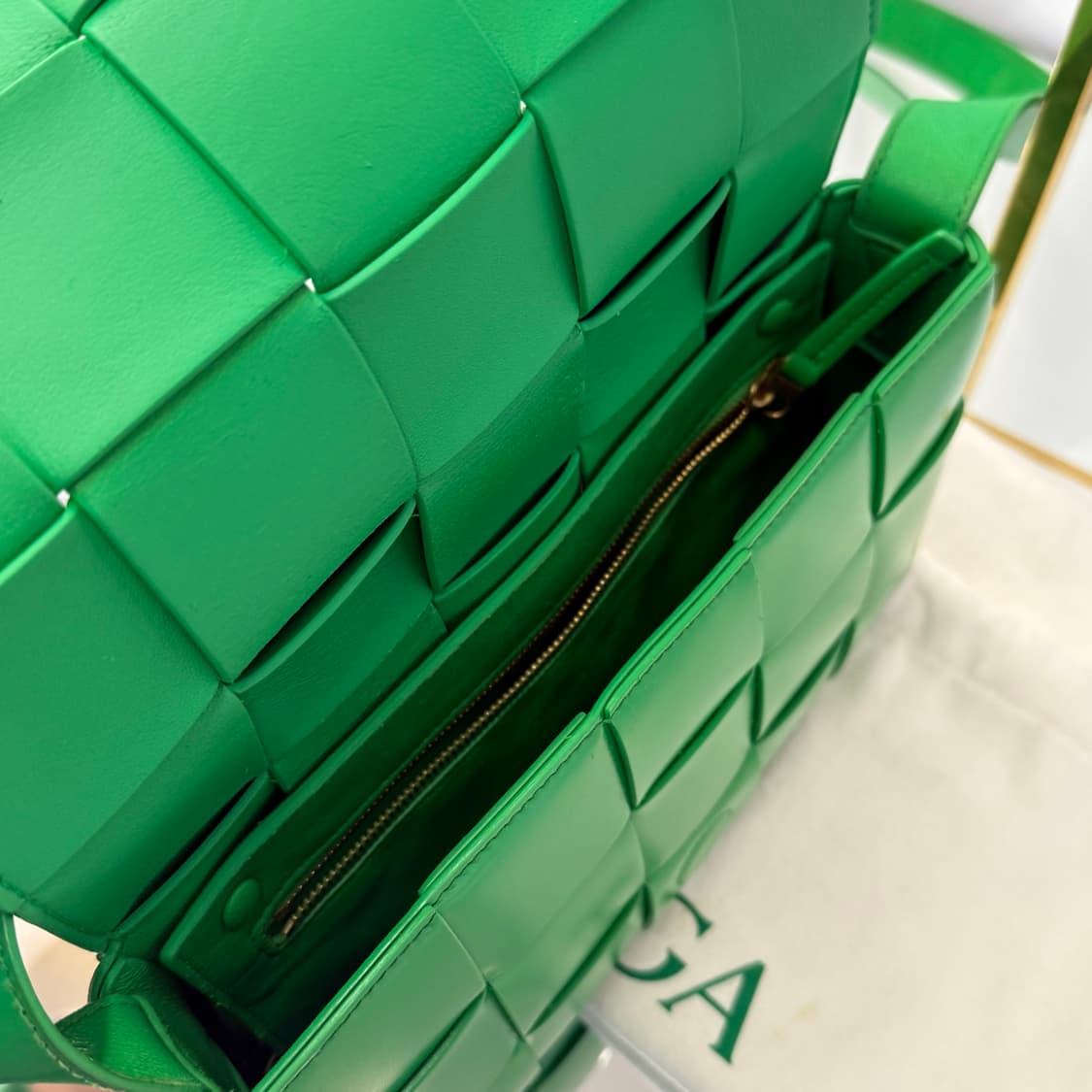 보테가베네타 인트레치아토 유광 카세트백 그린 상품이미지6