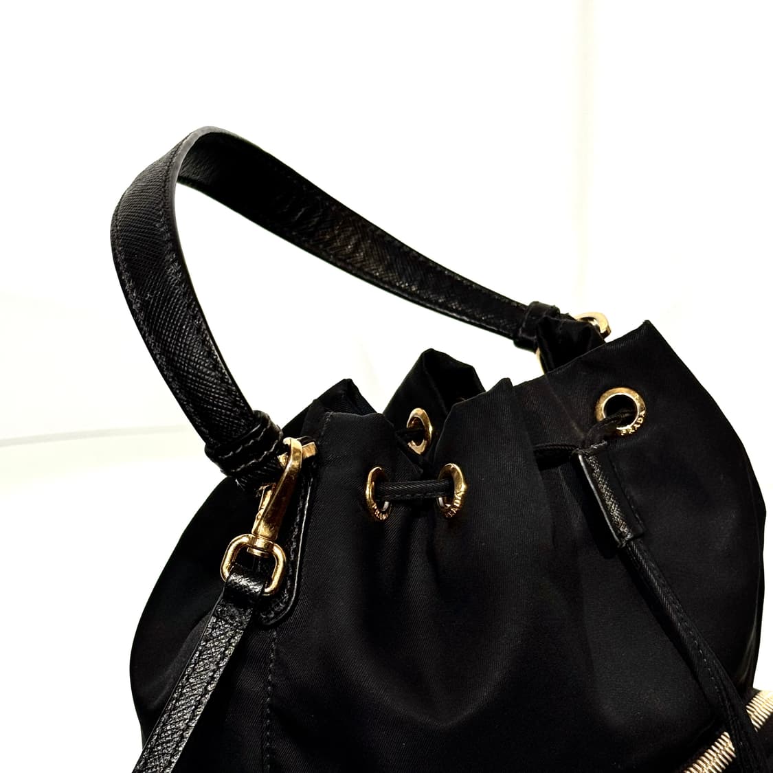 [정품] 프라다 삼각로고 리나일론 듀엣 버킷백 블랙 골드 상품이미지4