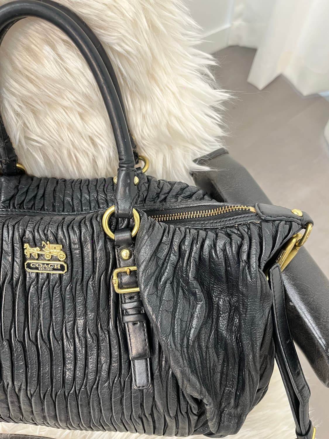 Coach crumpled leather shoulder bag 상품이미지5