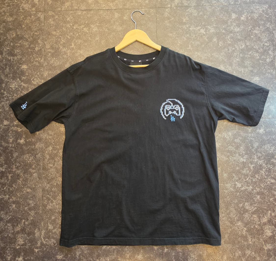 [MLB] LA 다저스 게임 컨트롤러 픽셀 백프린팅 반팔 티셔츠 상품이미지1