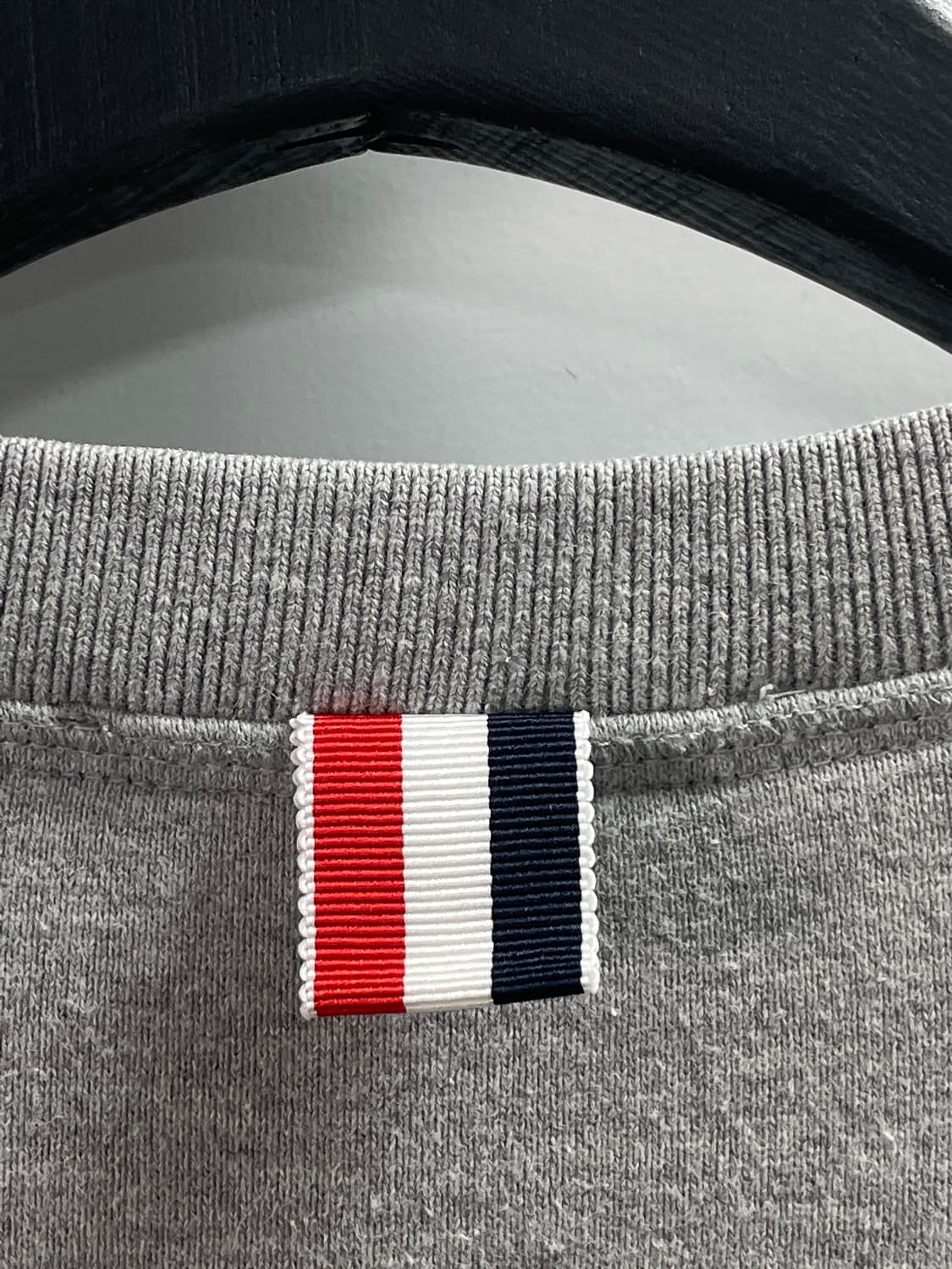 톰브라운 사선 라운드 맨투맨 (on.733) 상품이미지6