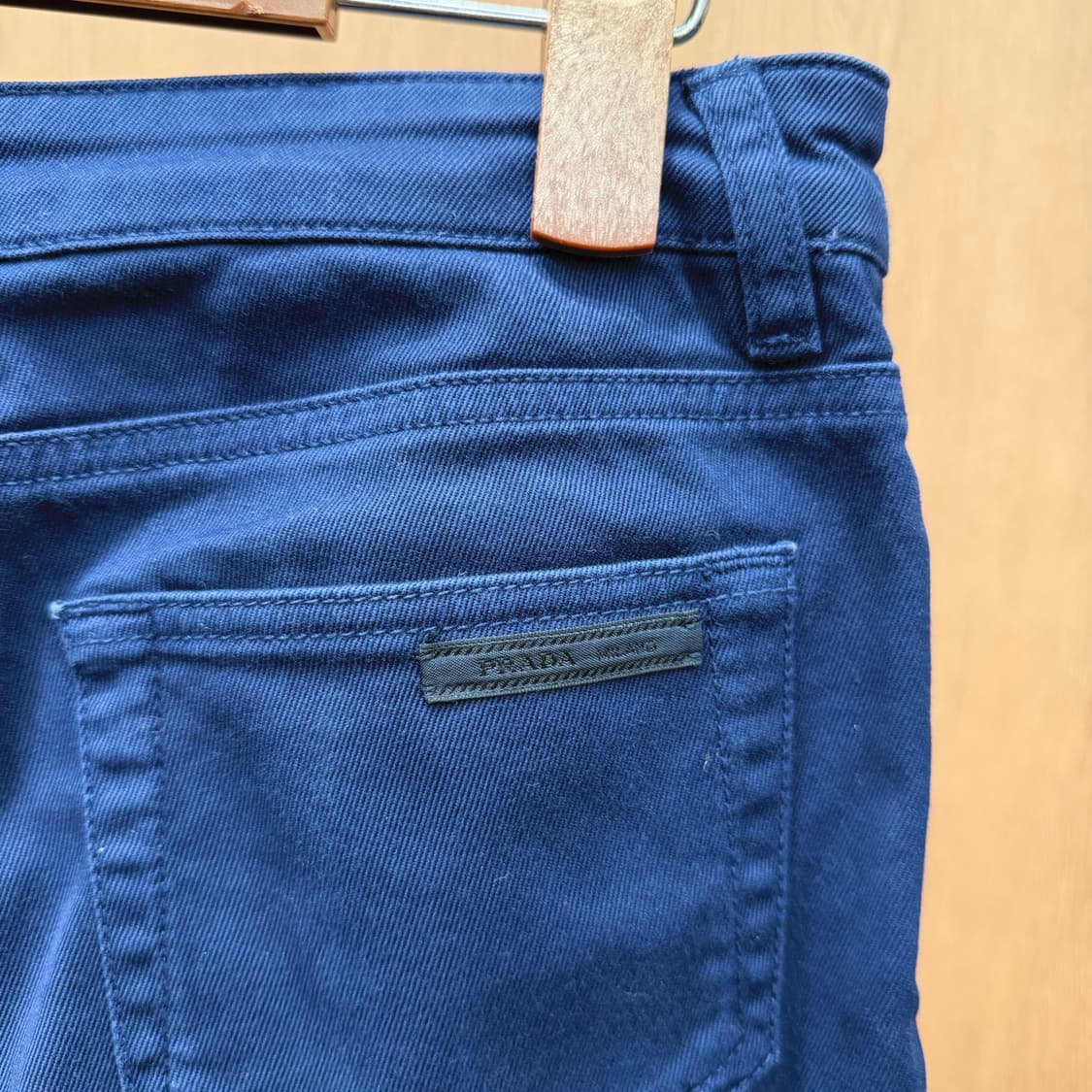 프라다 슬림핏 코튼 팬츠 미니멀 후면 포켓 블랙 로고 라벨 디테일 네이비 상품이미지6