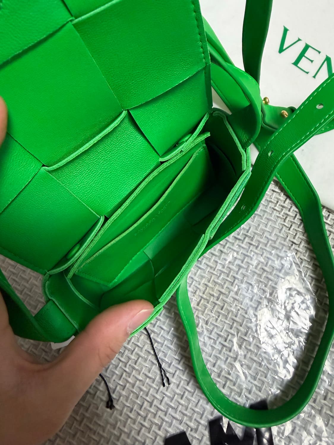 크림 새상품급 보테가베네타 미니 카세트백 상품이미지6