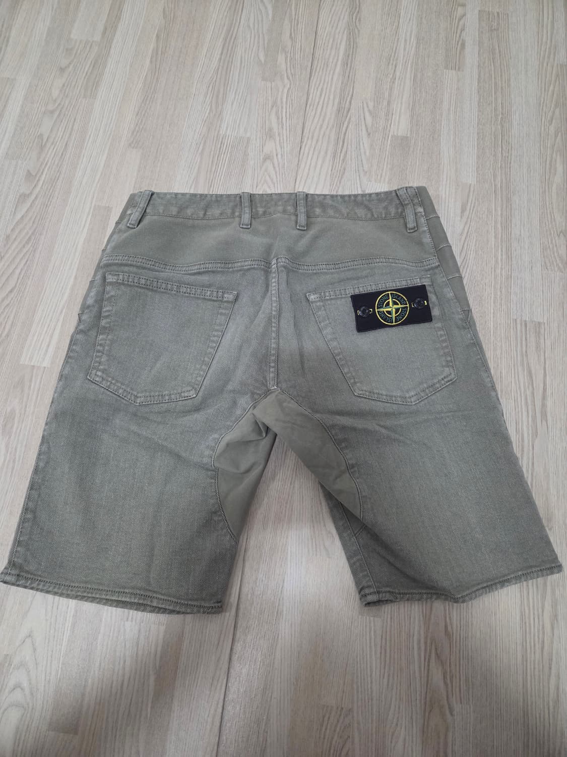 스톤아일랜드 카키 반바지  상품이미지1