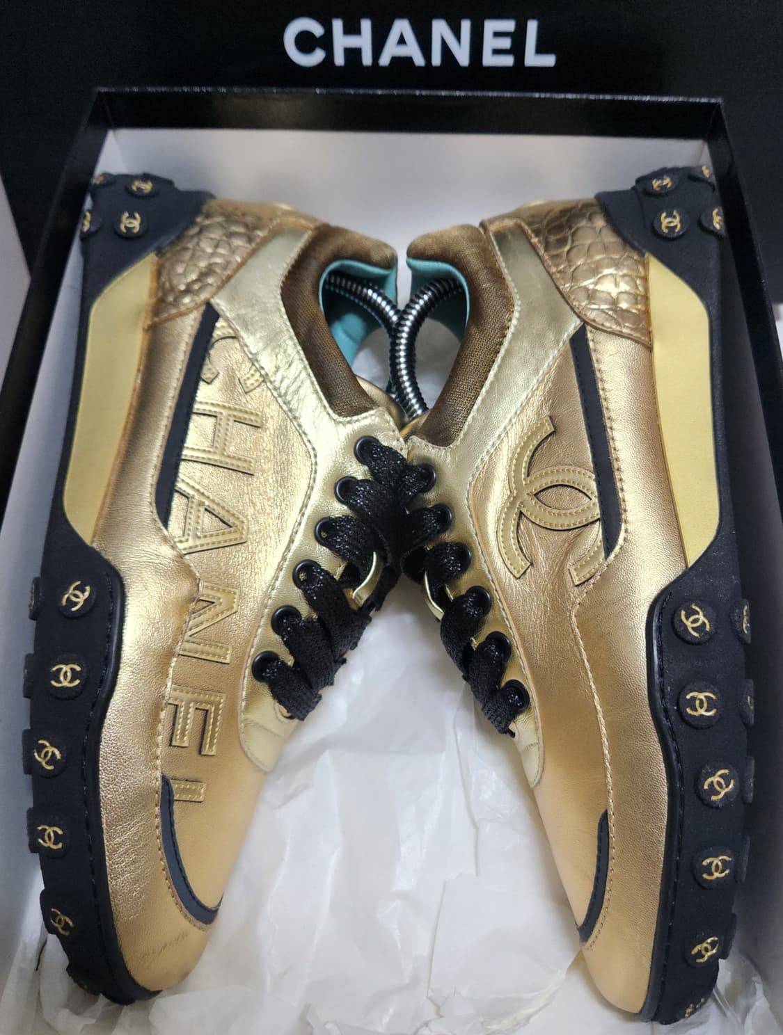 [정품 ) 샤넬 스니커즈 운동화 CC로고 골드/블랙 뒤급 크로커다일 가죽 상품이미지7