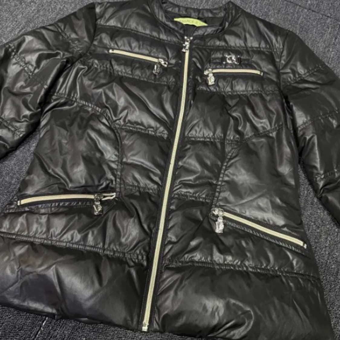 [정품] Versace 유광 레더 하이엔드 패딩 자켓 (Size M) 상품이미지3