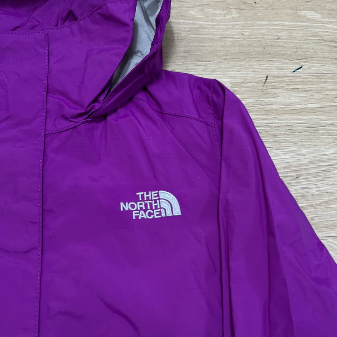 노스페이스 여성 하프돔 로고 바람막이 후드자켓 [퍼플] S/80 상품이미지4