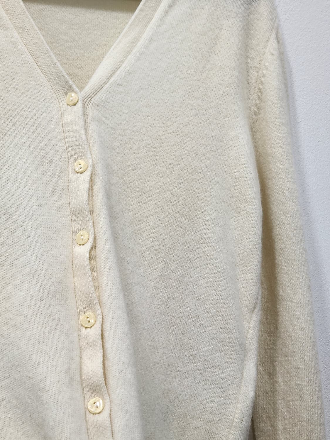 시슬리 아이보리 브이넥 가디건 상품이미지4