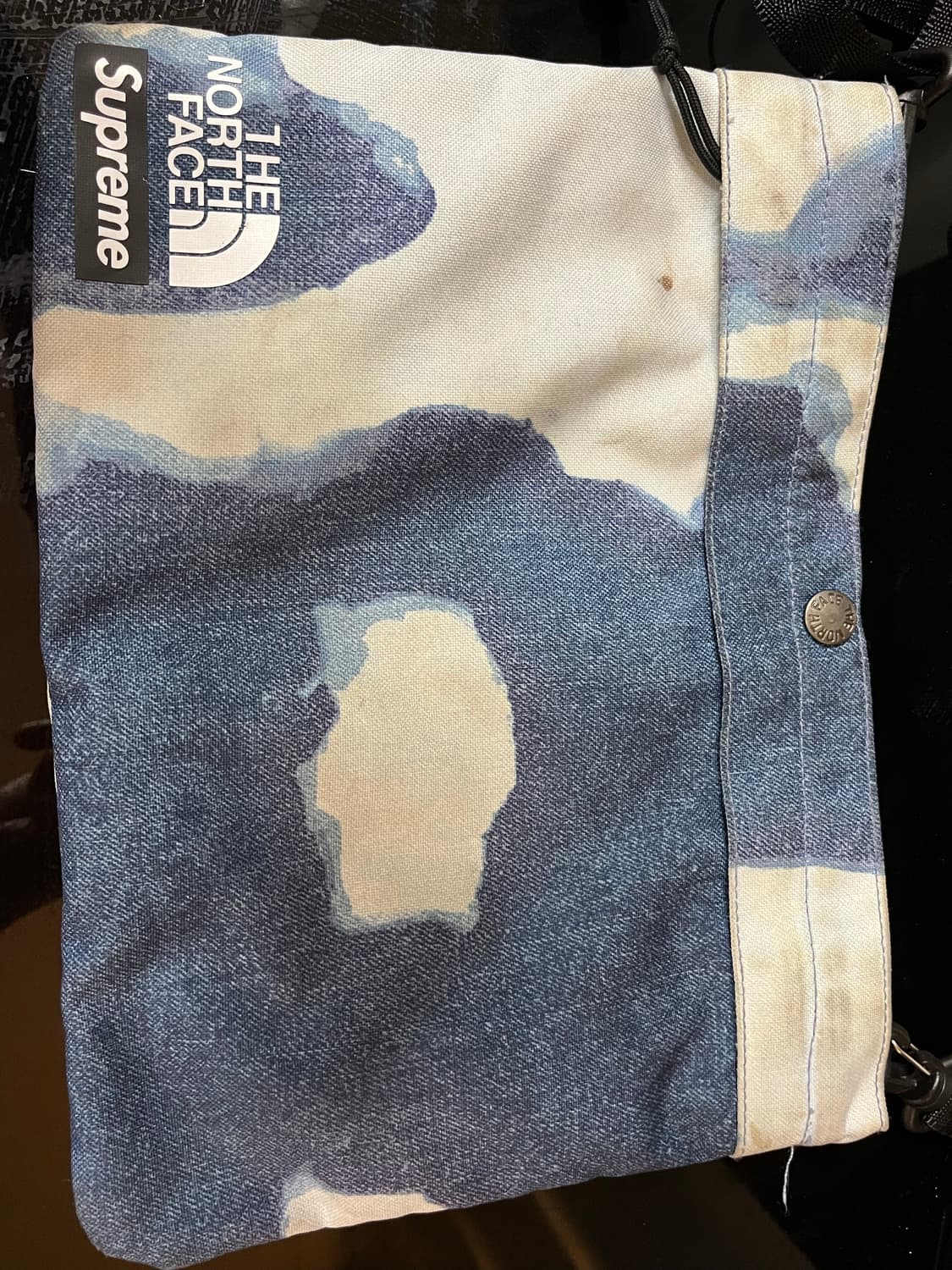 슈프림x노스페이스 블리치드 데님 프린트 숄더백 인디고 21FW 상품이미지4