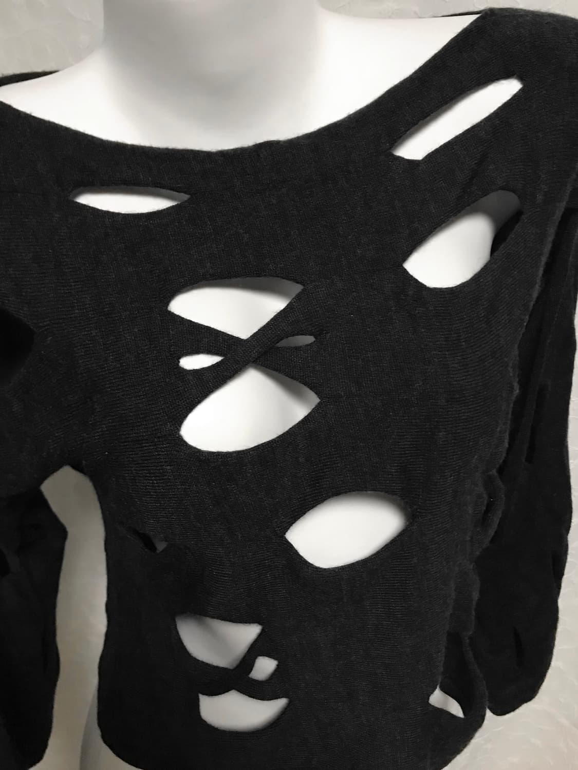 빈티지 specchio 아카이브 데미지 펀칭 컷아웃 울 니트 롱슬리브 탑 상품이미지4