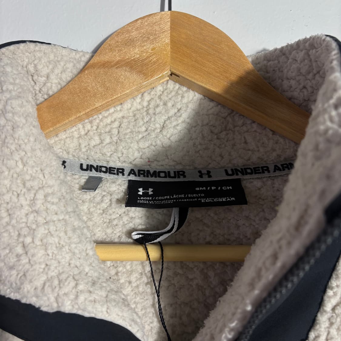 언더아머 오프화이트&블랙 배색 보아 플리스 패딩 집업 자켓 (무료배송) 상품이미지4