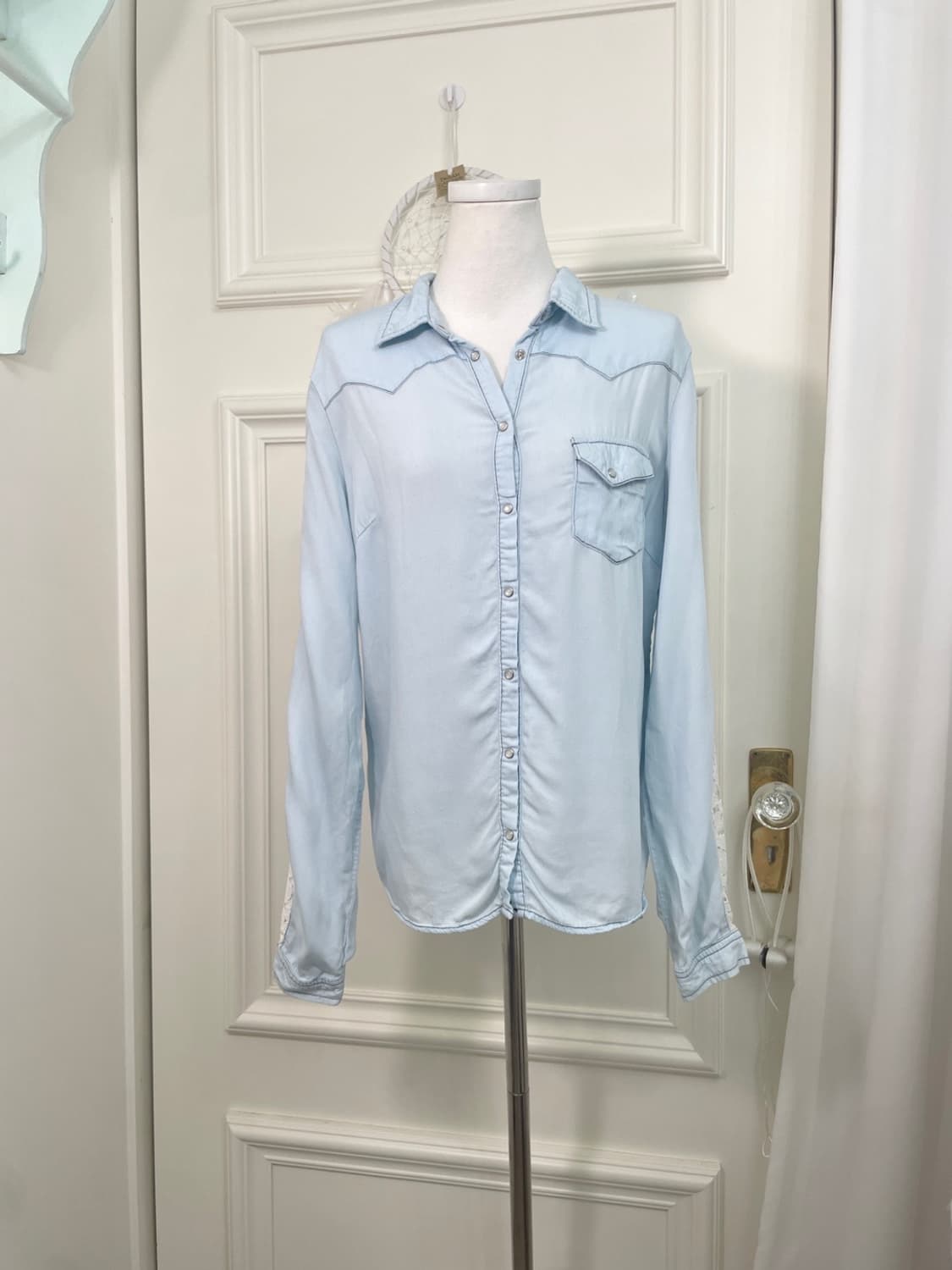 sky blue denim lace trim shirt 상품이미지1