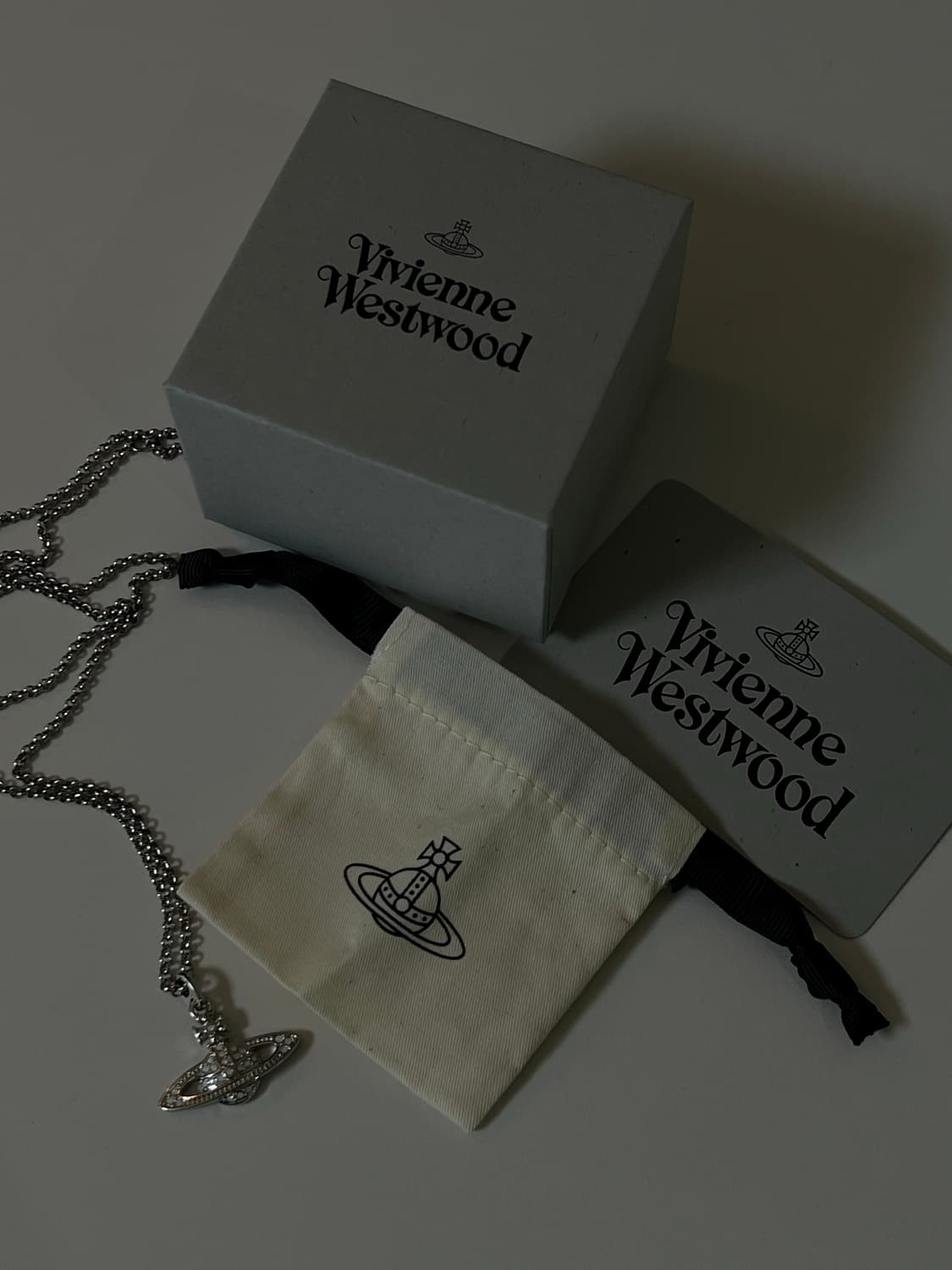 비비안 웨스트우드 바스 릴리프 목걸이 상품이미지1