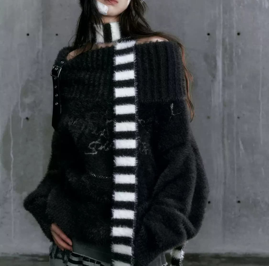 오프숄더 니트 체인 자카드 벨트 롱 스웨터 상품이미지5