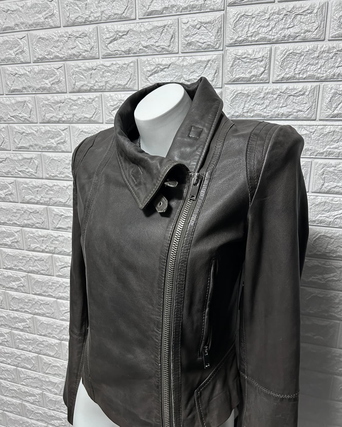 램스킨 비대칭 하이넥 버클 자켓 상품이미지3