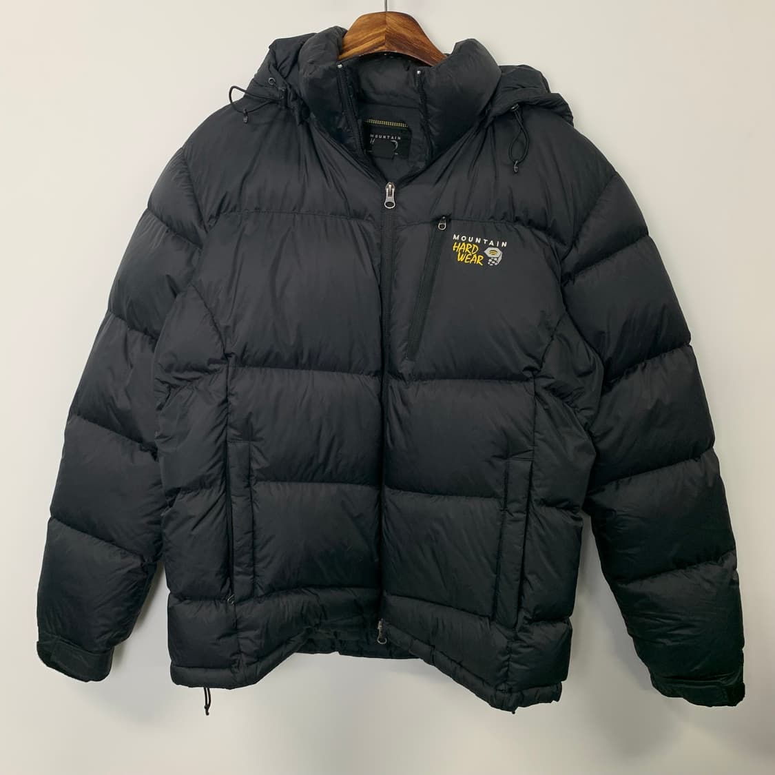 마운틴하드웨어 자수로고 블랙 패딩 상품이미지2