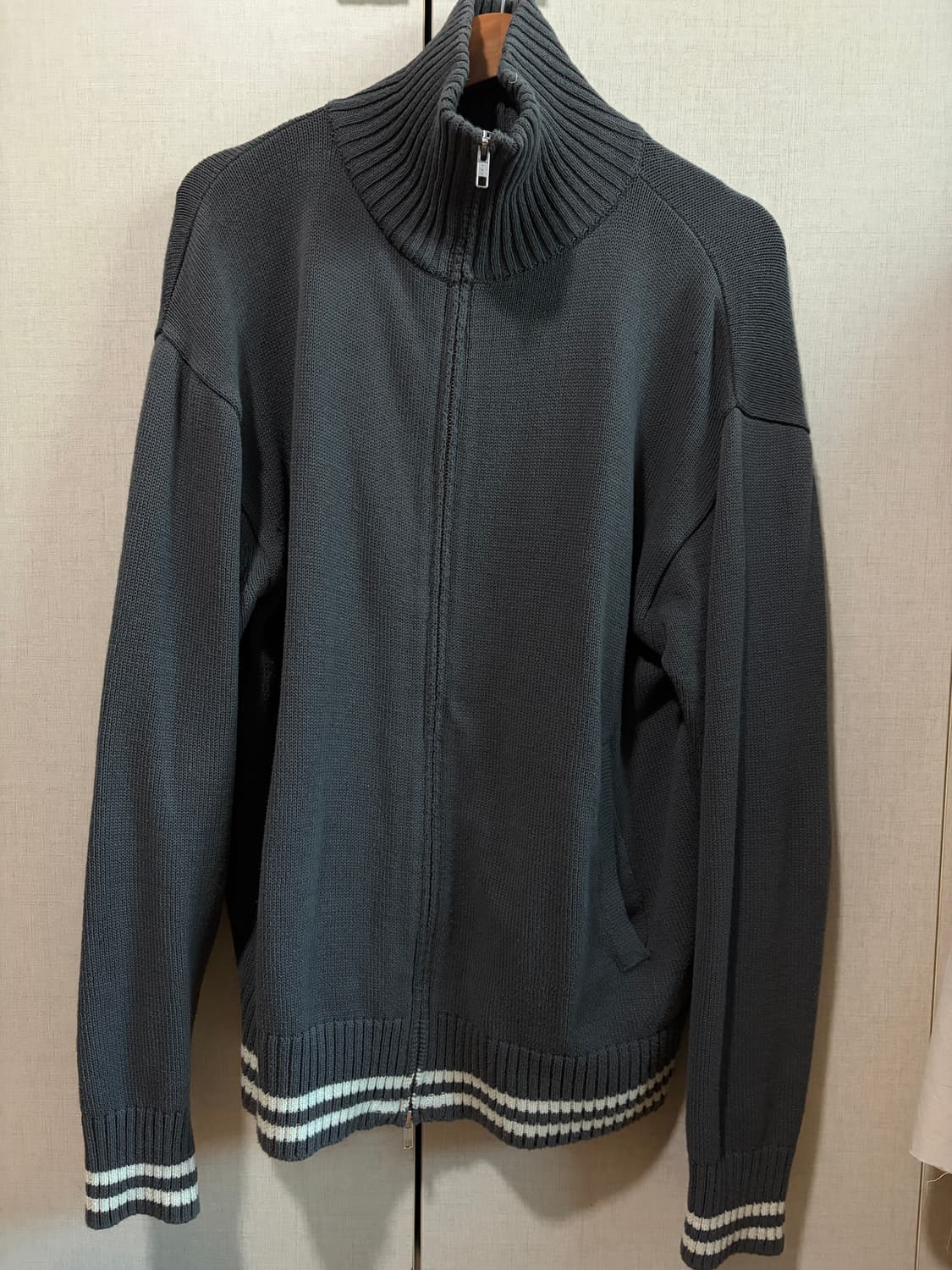 월스와일무브먼트 니트집업 상품이미지1