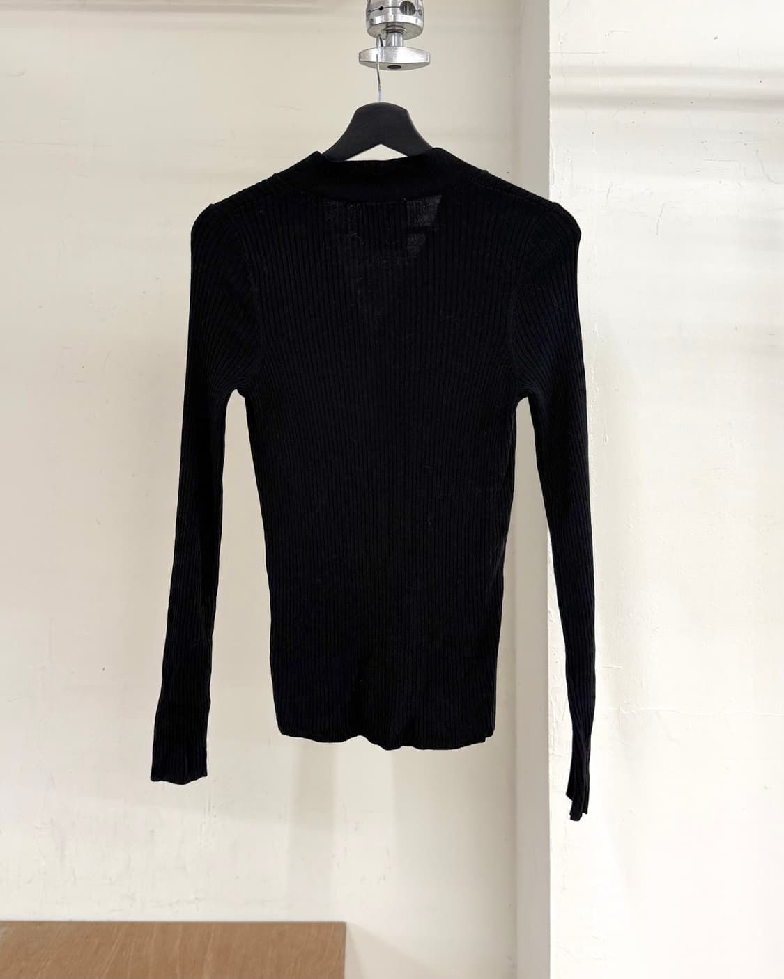 산드로 블랙 빅버튼 브이넥 리브드 가디건  상품이미지6