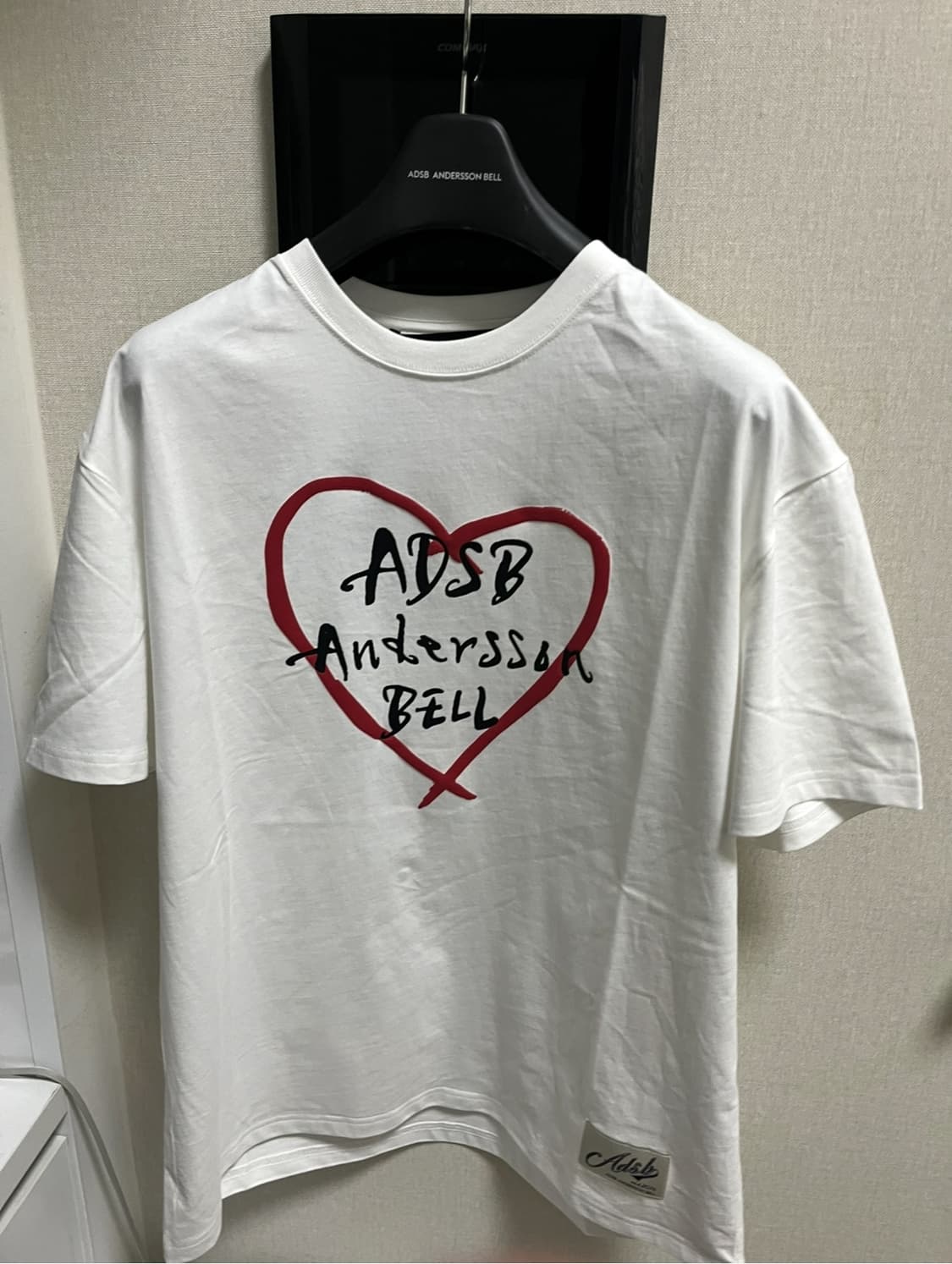 ADSB 앤더슨벨 유니섹스 하트 켈리 로고 티셔츠 화이트 상품이미지2