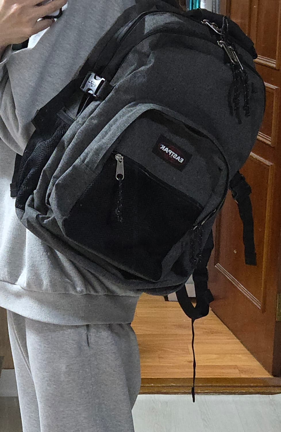 (착샷) 이스트팩 백팩 에그웜 그레이 상품이미지8