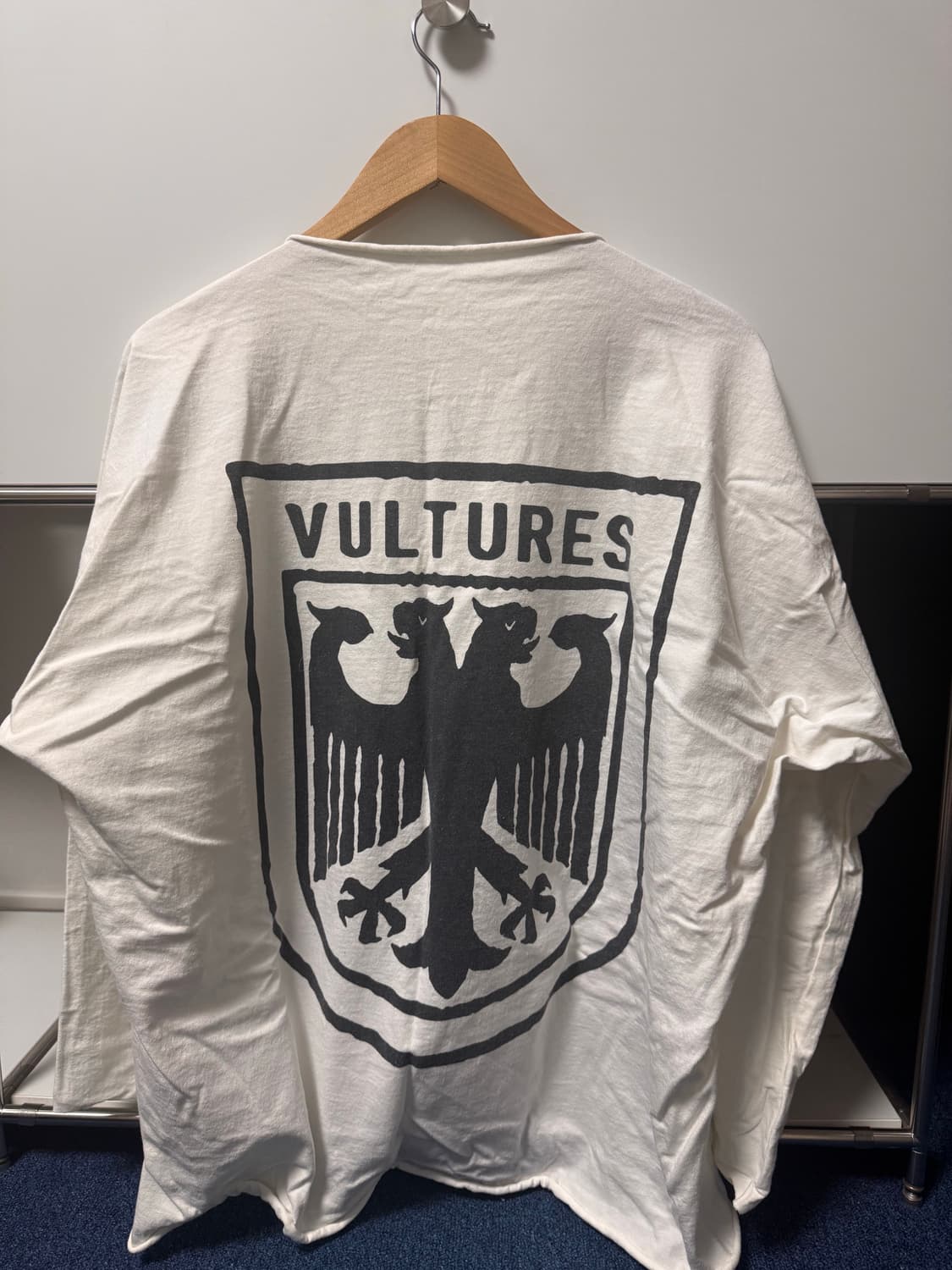 이지 벌쳐스 veltures 머천 롱슬리브 화이트 상품이미지2