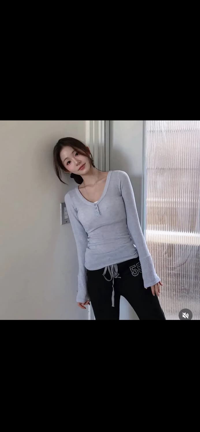 클라우드이모션 버터 딥 브이 슬림 버튼티 소라 상품이미지1