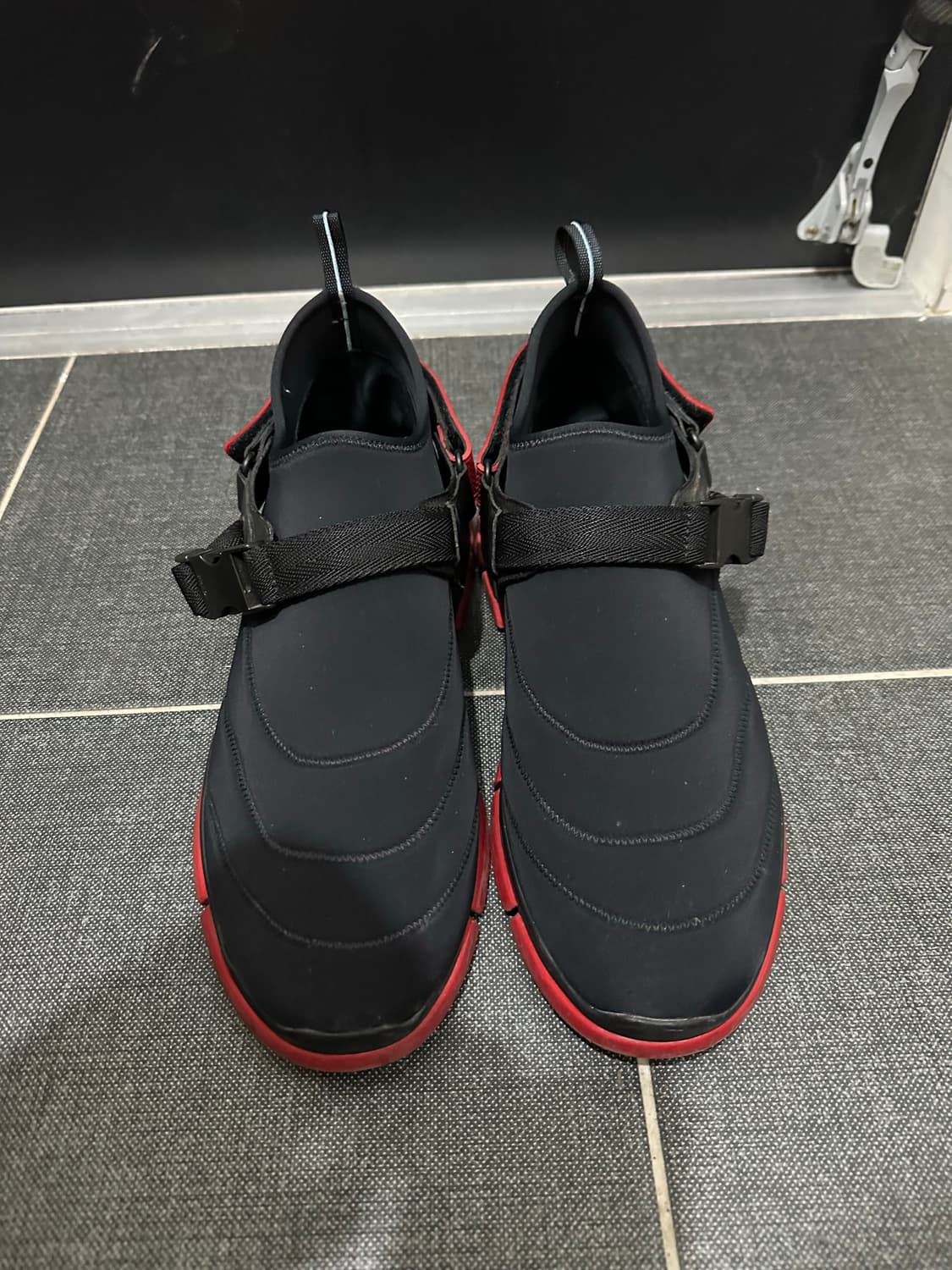 프라다 네오프렌 버클 로우탑 스니커즈 블랙 275 상품이미지3