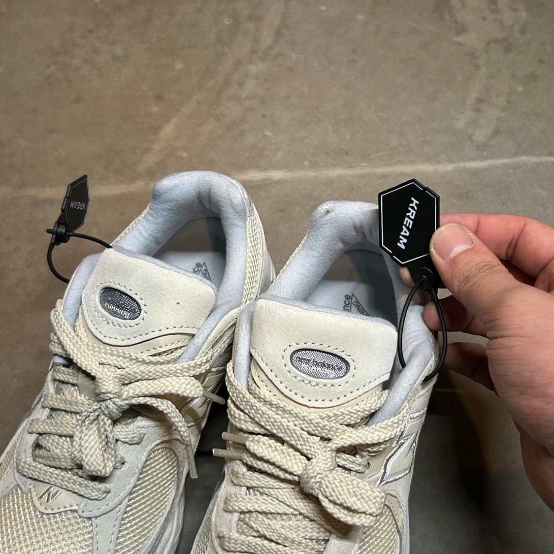 235) 뉴발란스 2002R 아이보리 스니커즈 미사용품 상품이미지5