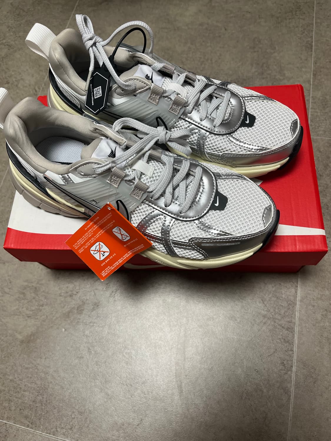 나이키 V2K 런 서밋 화이트 메탈릭 실버 상품이미지2