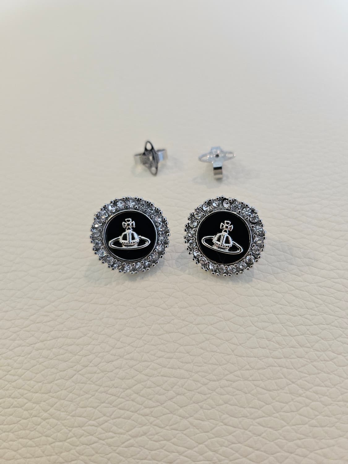 비비안웨스트우드 업사이클링 블랙 단추 귀걸이 상품이미지3