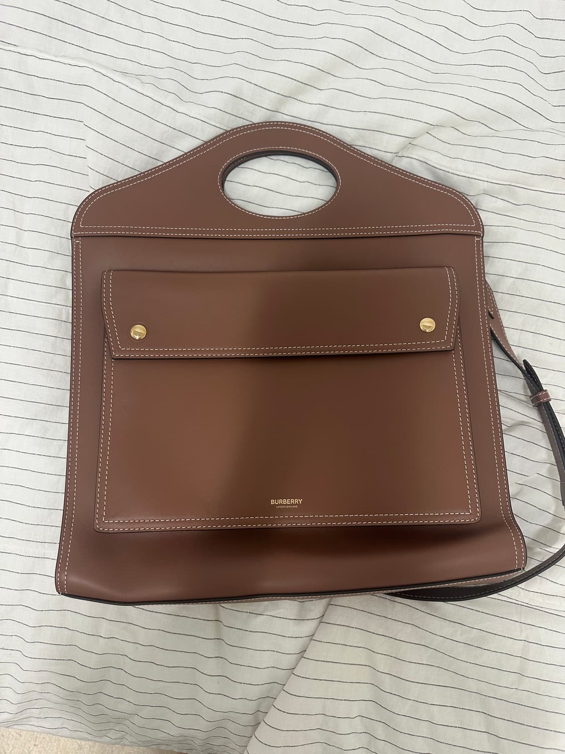 [os] 버버리 미디엄 탑스티치 레더 포켓백 브라운 상품이미지4