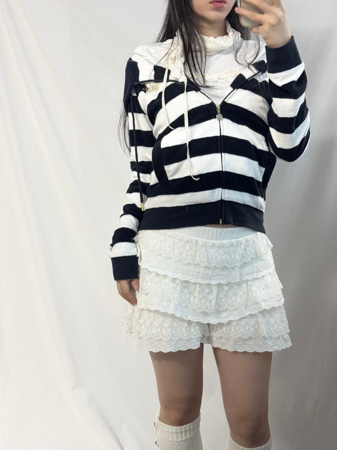 헬로키티x라디 플리스 퍼 스트라이프 패턴 자수 후디드 집업 상품이미지2