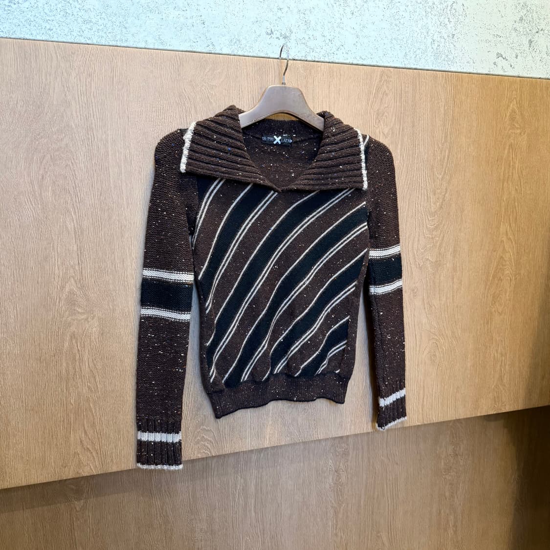 빈티지 롱슬리브 니트 사선 스트라이프 패턴 와이드 카라 디테일 브라운 상품이미지1